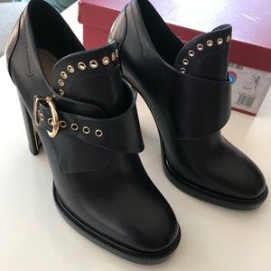 Salvatore Ferragamo Black Leather Nevers - 9 M